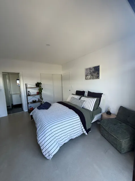Light and bright modern studio - Image 1