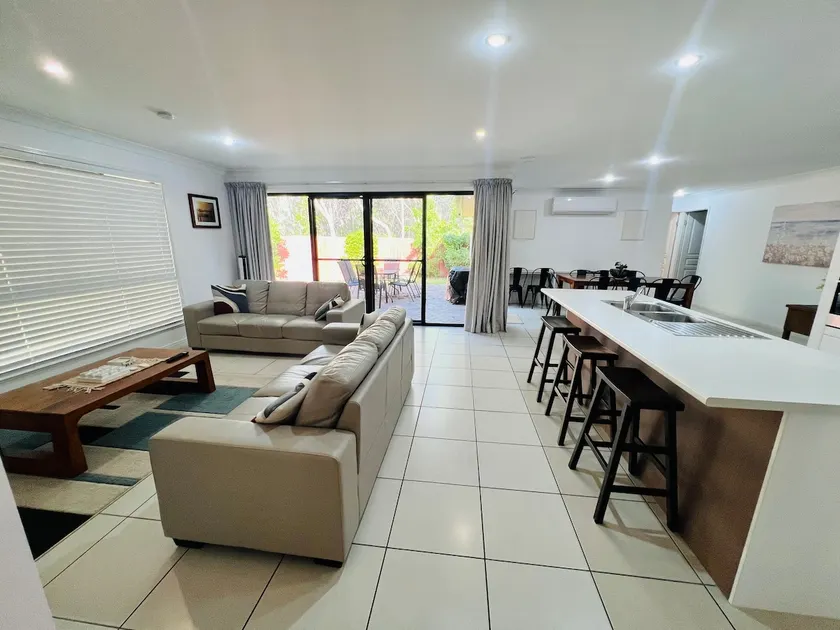 ☀️Sandstone Point! Sleeps 10, Bribie stays - Image 1