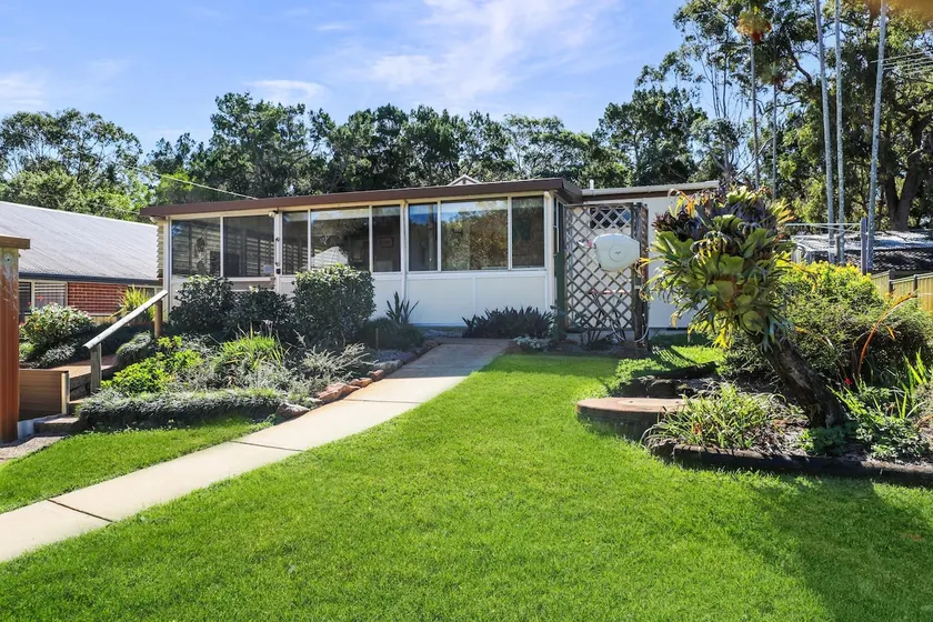 Original house, large gardens in bush setting - Image 1
