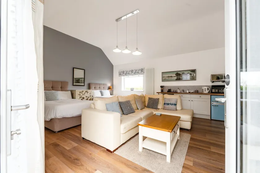 Modern Studio with Hot Tub near Causeway Coast - Image 1