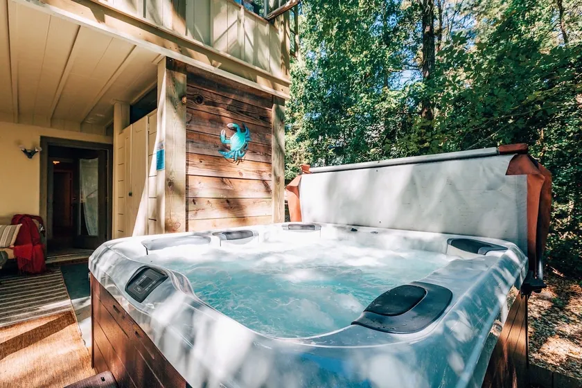 Magical wooded cottage pool +priv hottub walk2town - Image 1