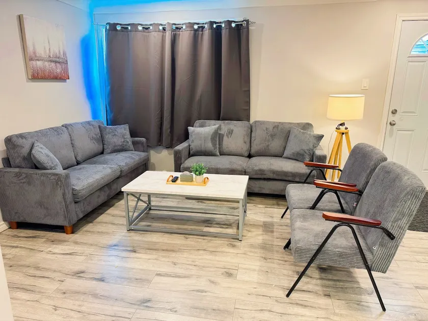 Walk to Clifton Hill & the Falls| 6 BR | Fits 16 - Image 1