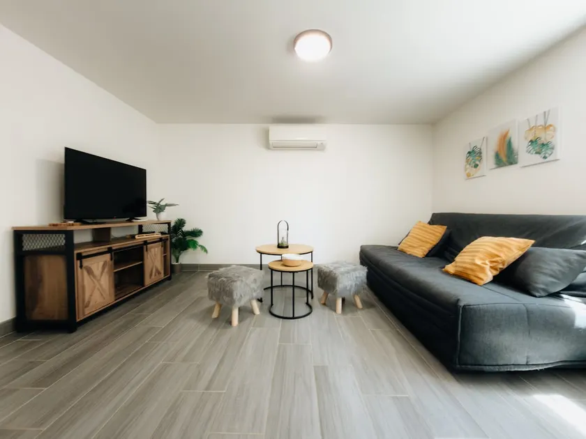 Ground floor apartment in villa - Image 1