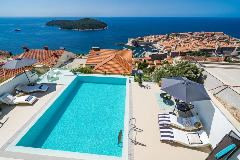Cosy Loft w Private Pool & Patio - Image 1