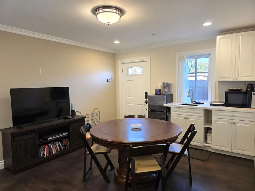 1-Bedroom Suite next to Park and near Restaurants - Image 1
