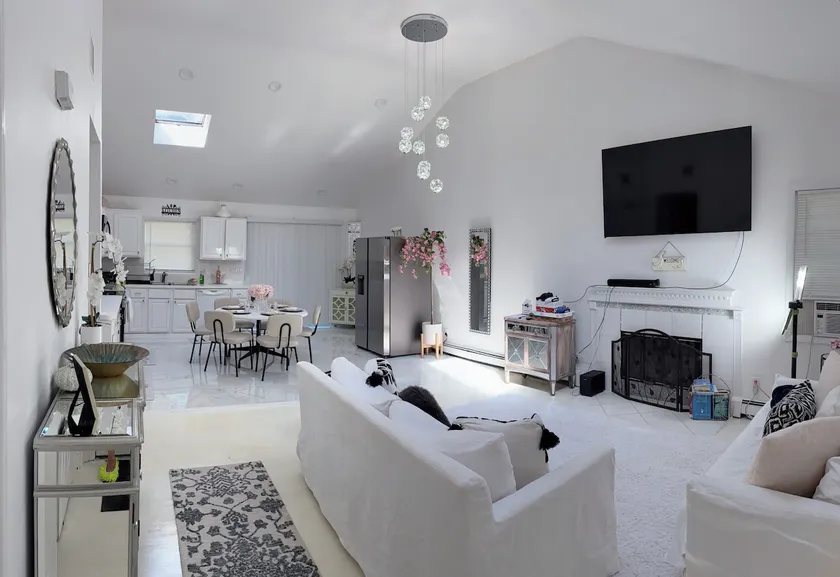 Cozy Hamptons Escape 3BR Minutes From Beach! - Image 1