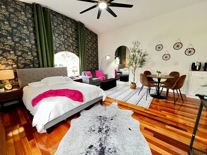 Luxurious Bath, Peaceful Stay: Private Guesthouse - Image 1