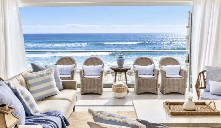 Popular 6 Br House Walk to Restaurants, Beachfront - Image 1