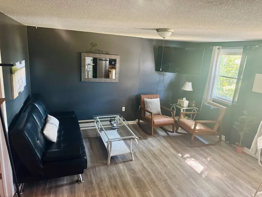 Cozy 2BR Apt• Family/Business Friendly• Near I-84 - Image 1