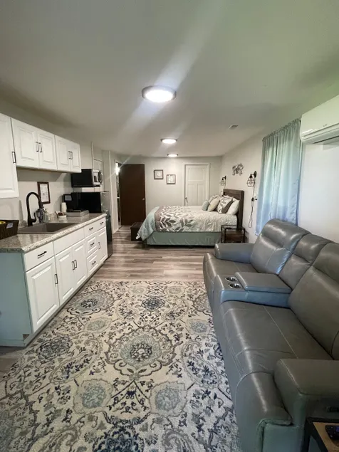 Lakeshore Escape Studio Apartment - Image 1
