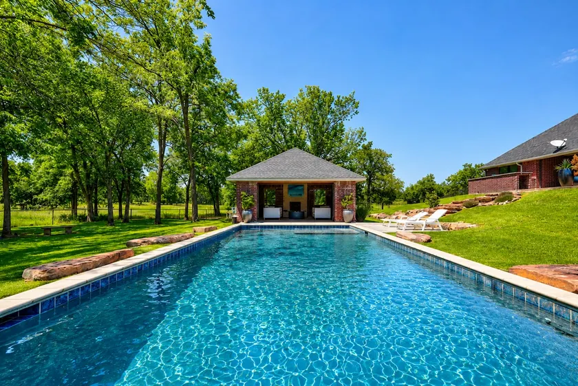 Saltwater Social Club | Pool, Steam & Cabins - Image 1