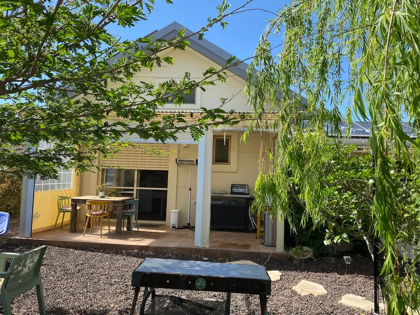 A pleasant and family-friendly dining unit with a gallery and pergola - Image 1