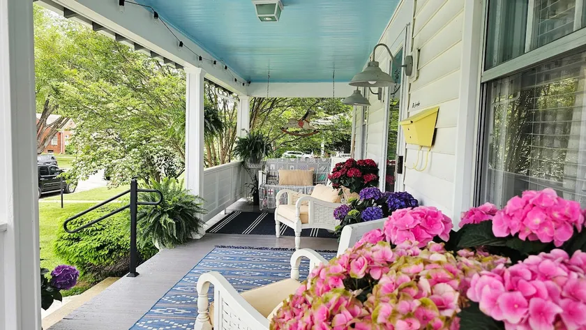 The Loriann , A Boutique Stay in a 1940's Home. New Sleep Number Bed! - Image 1
