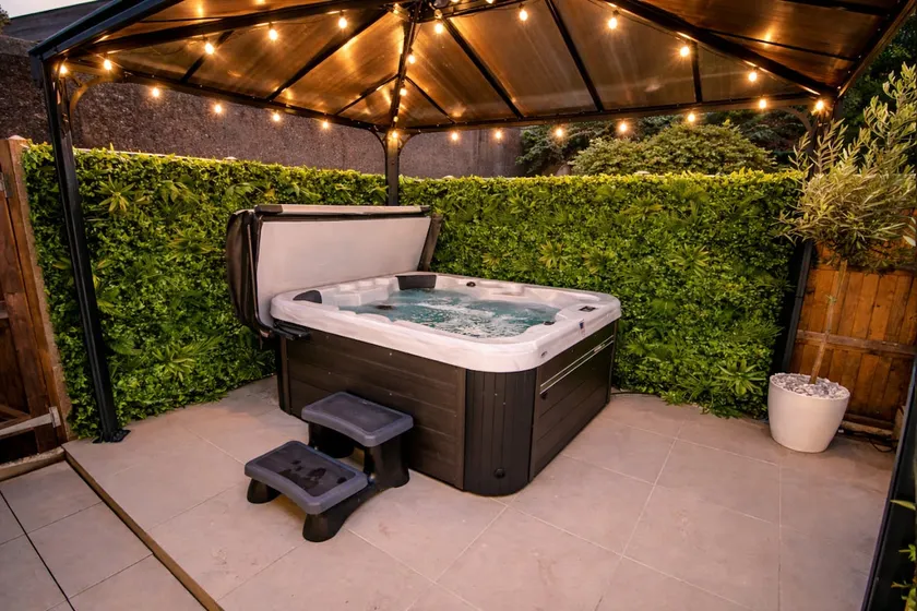 Beautiful City-Centre Townhouse with Hot Tub - Image 1