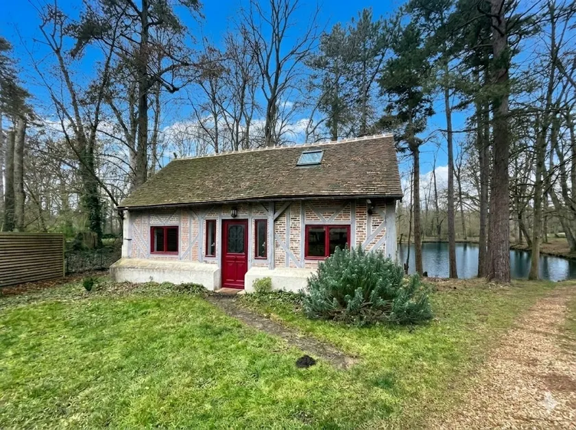 Refuge by the pond - Image 1