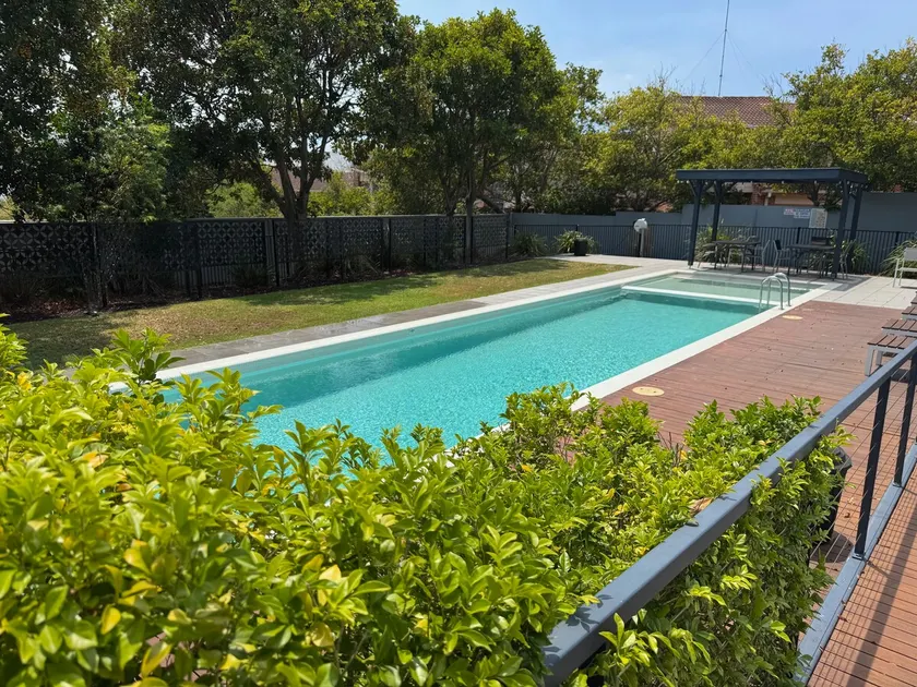 Chillin at Oaks, Centre of Nelson Bay with a pool. Mid Week Stay Special. - Image 1