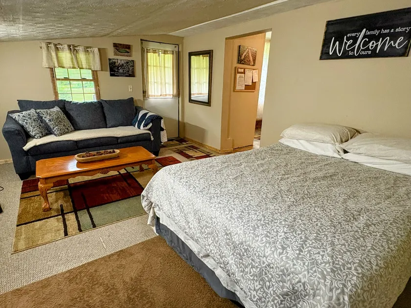 1 bed cottage, WiFi, Firepit, very close to RRG - Image 1
