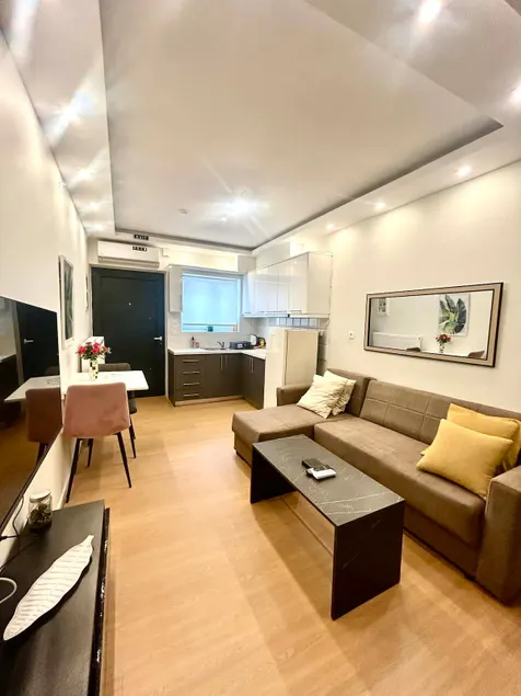 Elegant & Comfortable Maisonette for Couple - Image 1