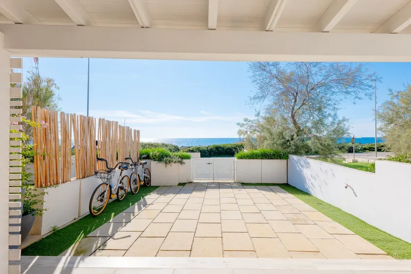 Seafront villa with 4 beds and 1 parking space - Image 1
