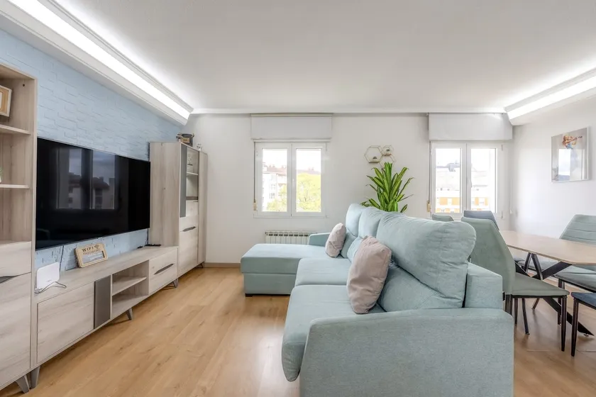 Luxury: Parking, Pinball + 8 min to city + 2 beds 1.50 - Image 1