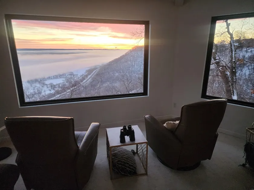 Bluff top home with expansive views  - Image 1