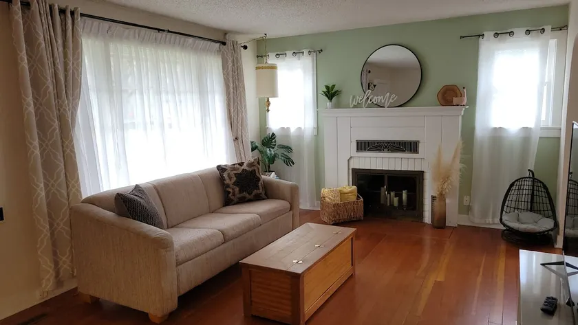 Clean, pet friendly, 2-Bedroom Cottage with large fenced yard. - Image 1