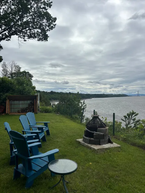 Cottage with direct view of the St. Lawrence River - Image 1