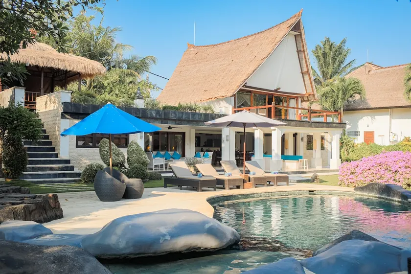 Villa Santai - Fabulous beachfront villa, pool & jacuzzi - Image 1