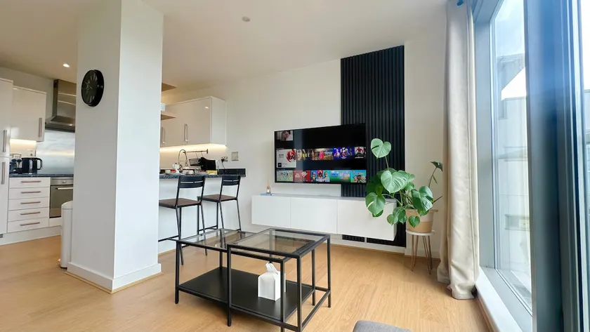 Modern 2-Bed walk to Embankment & Secure Parking - Image 1