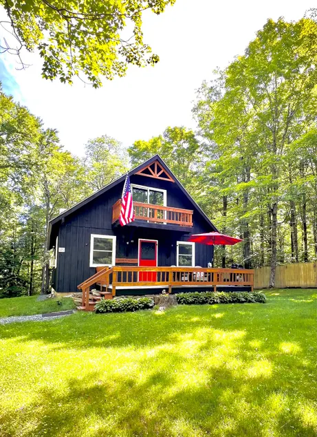 Comfy chalet near town, lake, skiing and hiking - Image 1