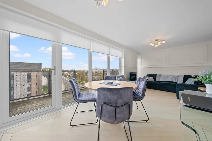 Wallace View 2 Bedroom Penthouse with Free Parking - Image 1