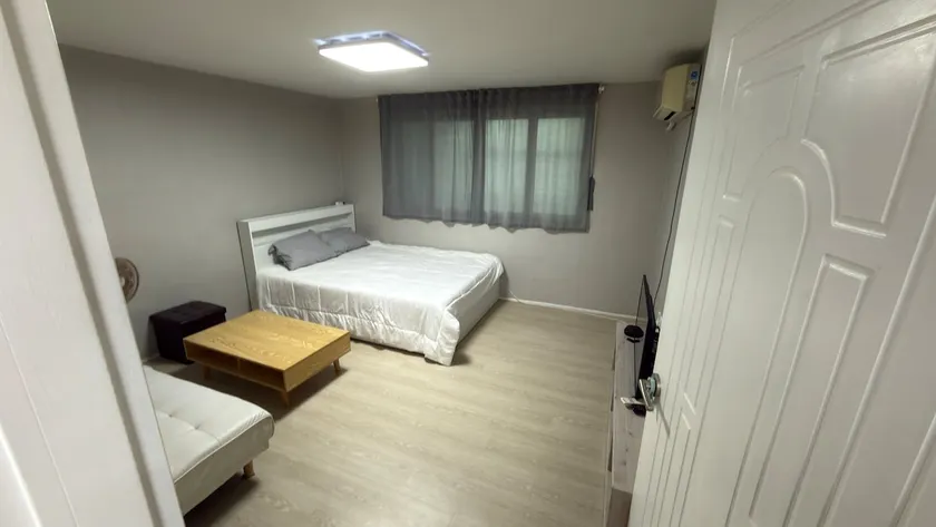 [Daegu Gyeongsan Eoban Stay Hot Deal] Queen + Super Single/Up to 5 people/Free Parking/Gyeongbuk Chego/Two Rooms - Image 1