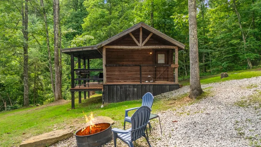 Cozy Wooded Cabin in the Heart of RRG! - Image 1