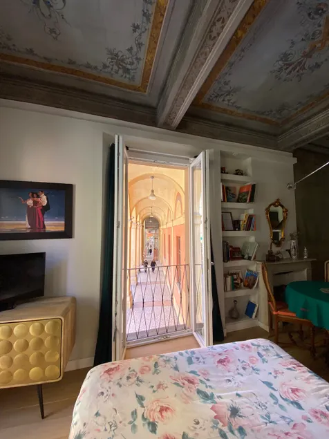 Luxury Porticoes Apartment - Image 1