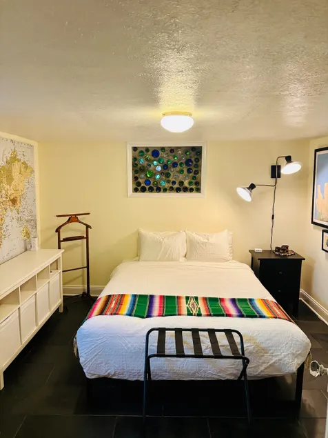 DC garden basement suite near metro, free parking - Image 1