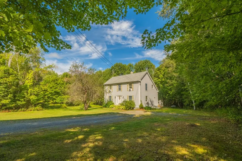 Cheerful 4 Bedroom Country Home in Farmington - Image 1