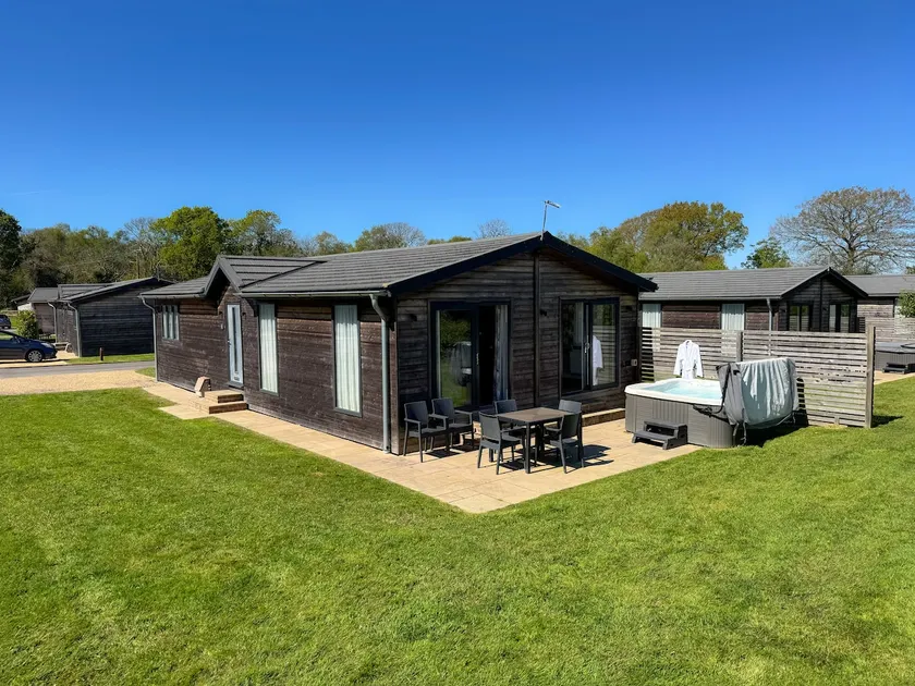 3 Bedroom Superior Lodge with Hot Tub - Image 1