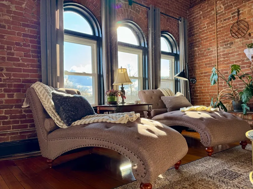 Heart of Downtown historic top floor getaway - Image 1