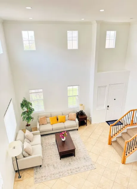 Huge 5 bedroom residence with parking in Eastvale - Image 1