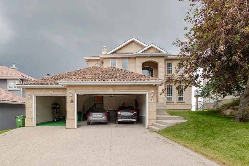 Calgary Mansion with superb views! 4BR close to DT - Image 1