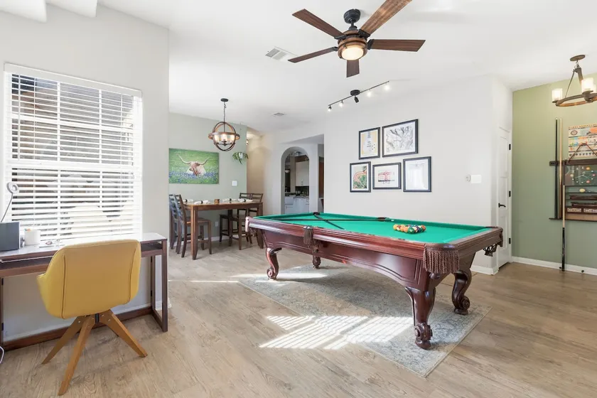 Stocked Kitch'n, pool table + a POOL, 18 can dine - Image 1