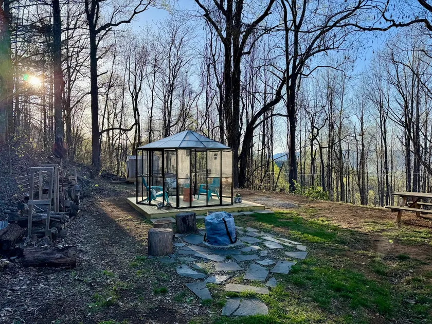 Mountain cabin next to preserve/hiking trails - Image 1