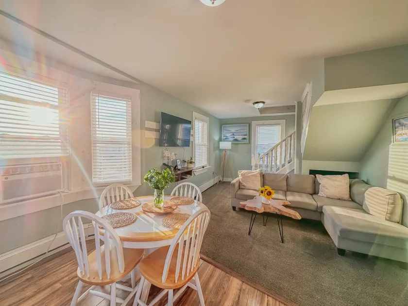 Lovely 3 BR/2 Bath, 1 block From The Beach! - Image 1