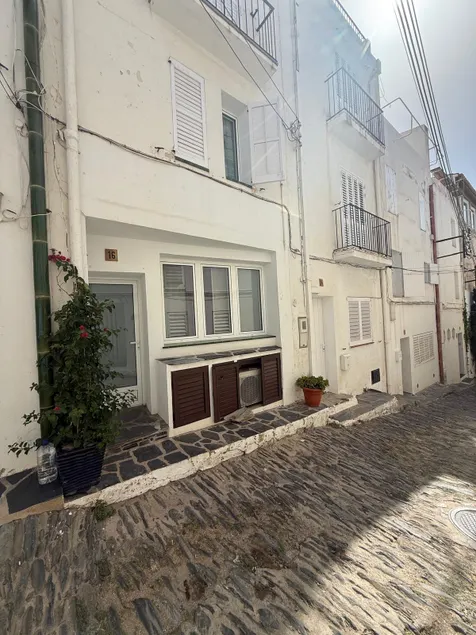 Boutique apartment under the bell tower in Cadaqués. - Image 1
