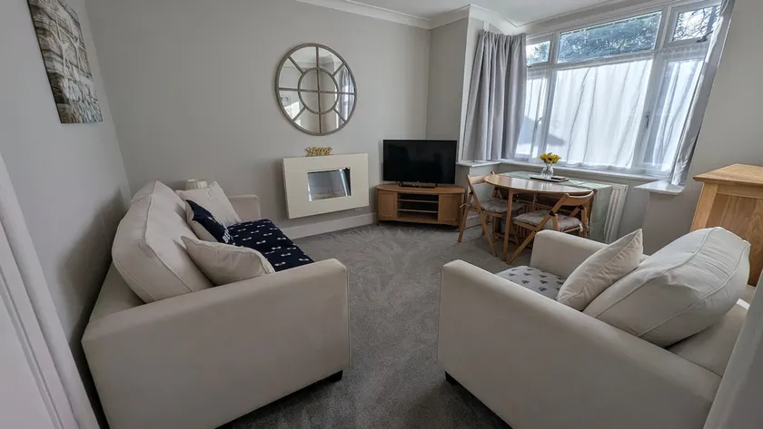 Adorable 1-bedroom annexe & free parking on site - Image 1