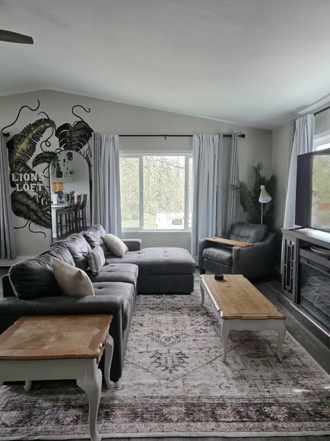 Upper Duplex w/hot tub and two bedrooms! - Image 1