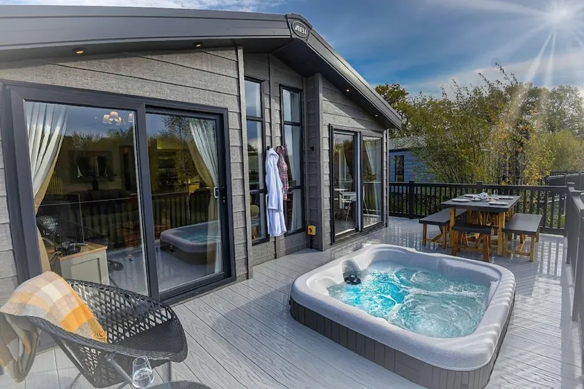 10' Walk to Woodhall | Peaceful Lodge with Hot Tub - Image 1