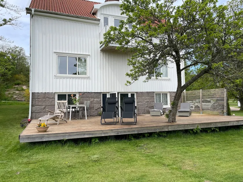 Apartment in apartment building on horse farm, with large balcony. - Image 1