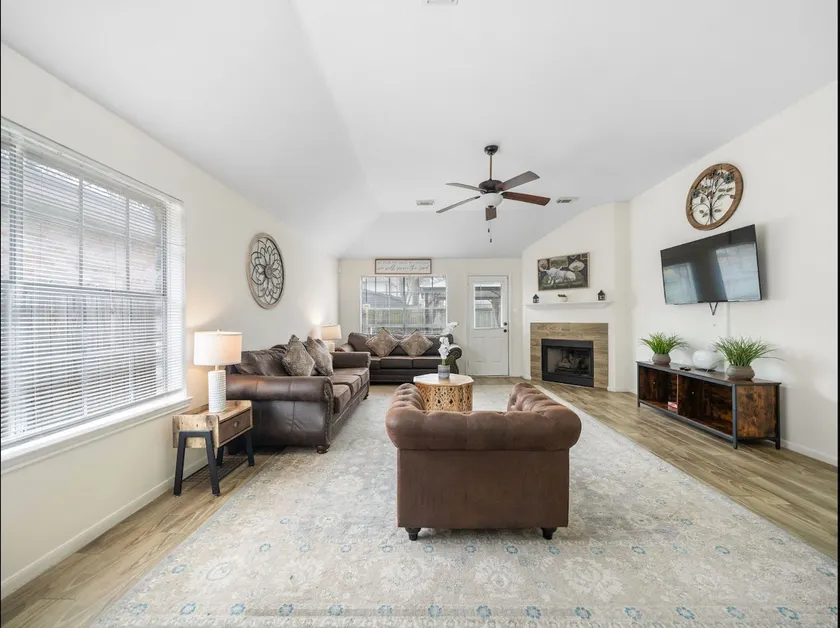 10 Mins to Airport, Hot-Tub, Covered Patio, Wi-Fi - Image 1