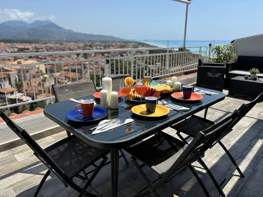 Luxury apartment with views and renovation in Italy - Image 1